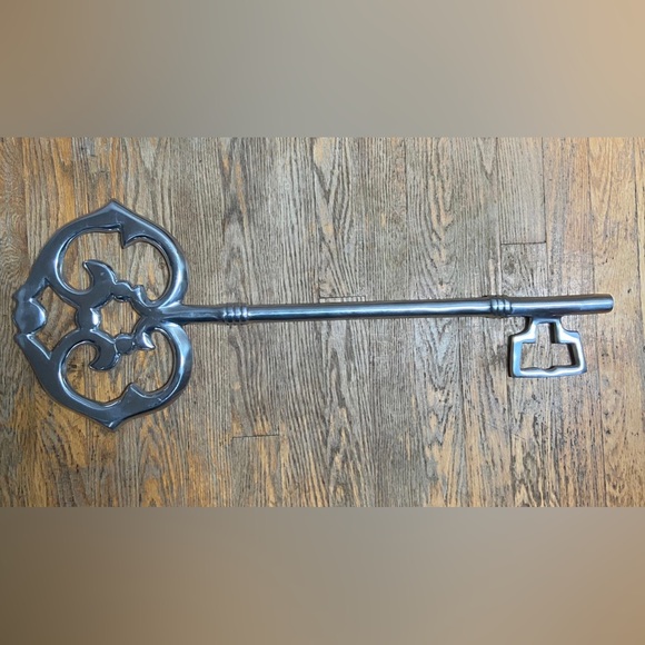 Large skeleton key wall decor hanging 27” - Picture 3 of 7